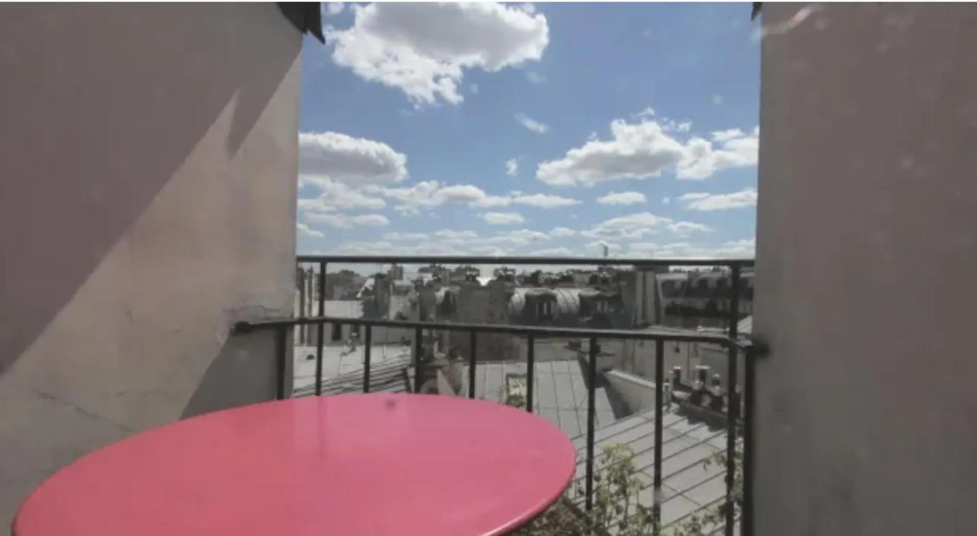 Sous Les Toits De Paris Shared Place France